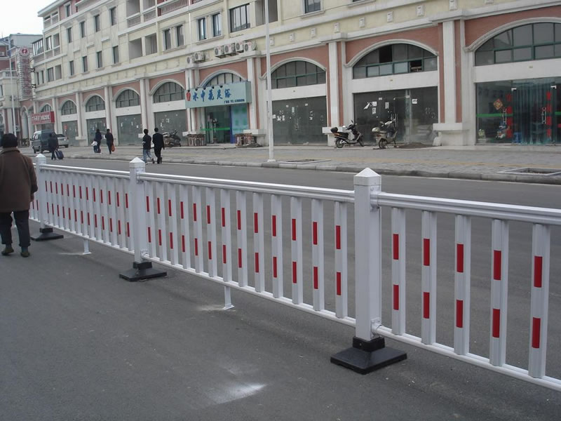 簡單分析馬路護欄安全方麵的重要意義(yì)