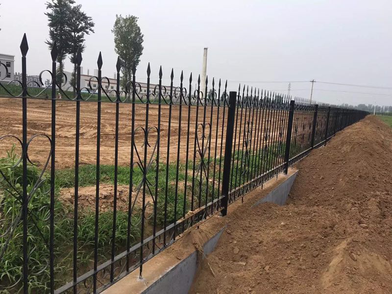 簡單分析(xī)怎麽做好鐵藝圍欄的防鏽措施?